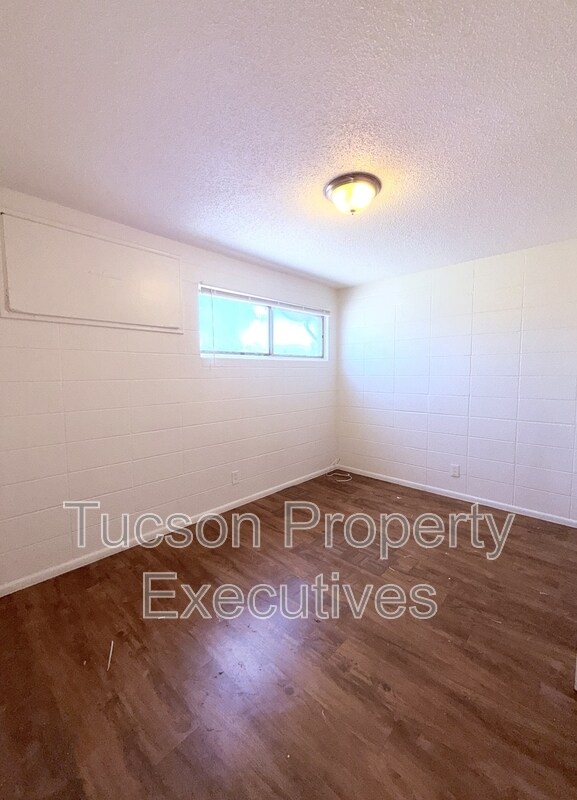 Building Photo - 5770 E 10th St
