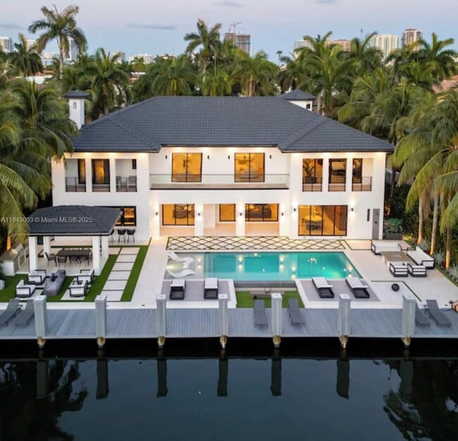 Primary Photo - 131 Royal Palm Dr