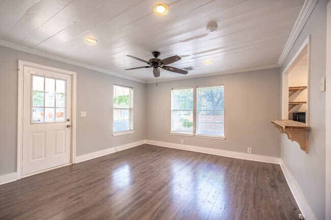 Building Photo - Charming East Austin 2BR w/ Character & Walkable Location