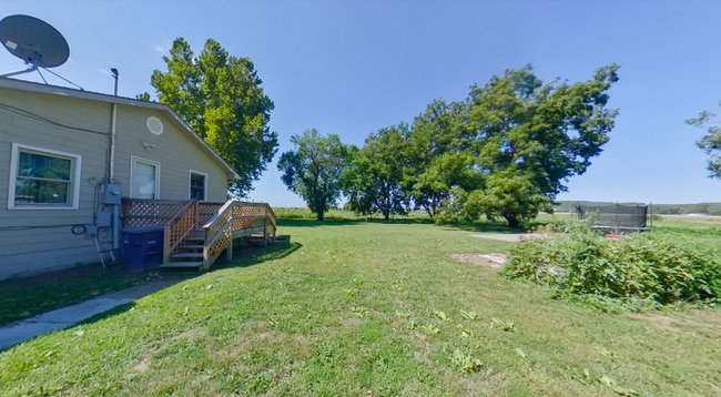 Building Photo - Country Living in Manhattan + 1.5 Acres + Close to Stagg Hill Golf Course! Available July 3rd!