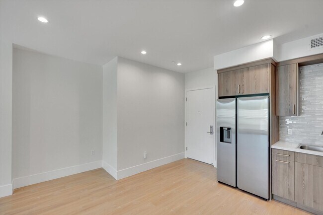 Building Photo - Riverside 4 Lease