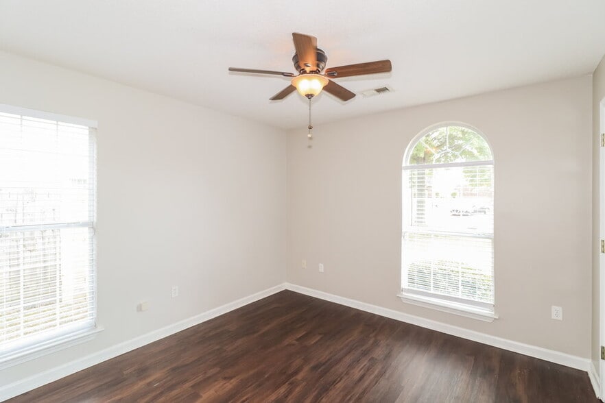 Building Photo - 8161 Loden Cove