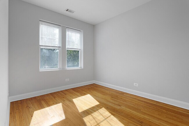 Building Photo - 7328 N Damen Ave
