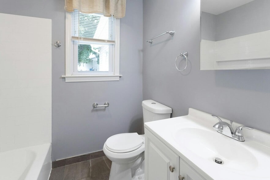 1st floor full bathroom - 152 Loftus Cir