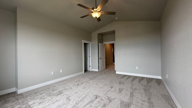 Building Photo - Great Townhouse in Windsor