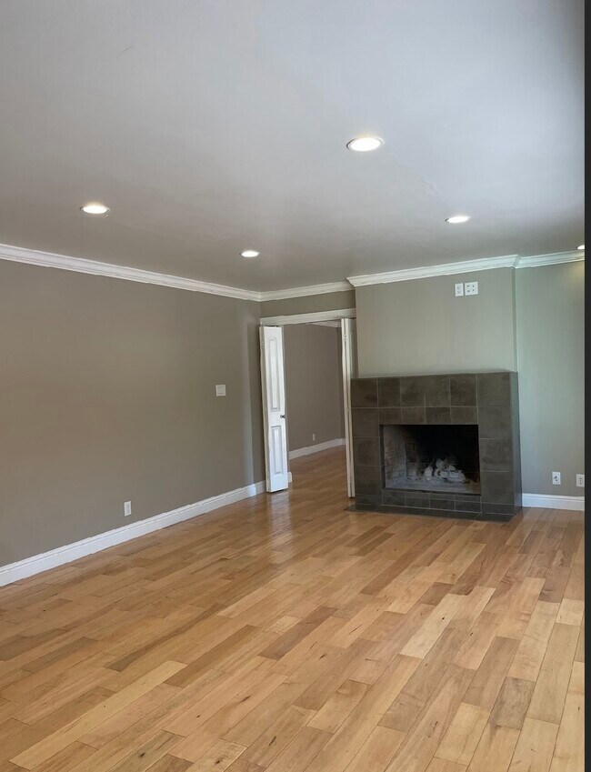 Building Photo - 2048 Louise Ln