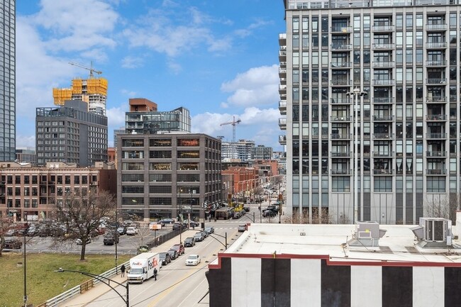 Building Photo - 660 W Fulton St