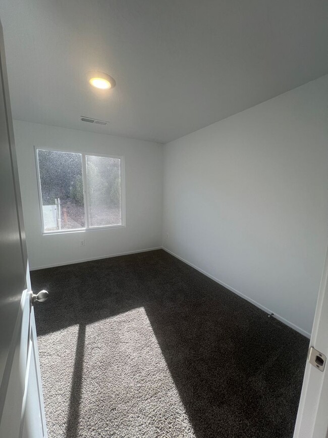 Building Photo - Beautiful spacious 3 bedroom, 2.5 bathroom house located in Cedar City!