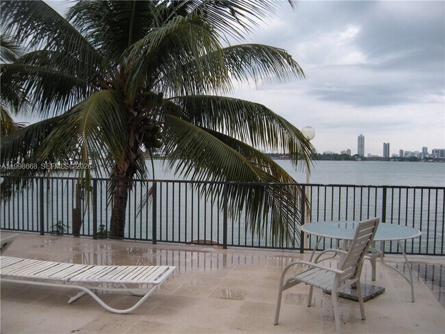 Building Photo - 7545 E Treasure Dr