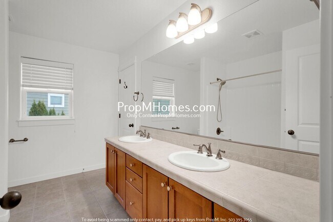 Building Photo - Updated Luxury Five Bedroom Home in Happy Valley!