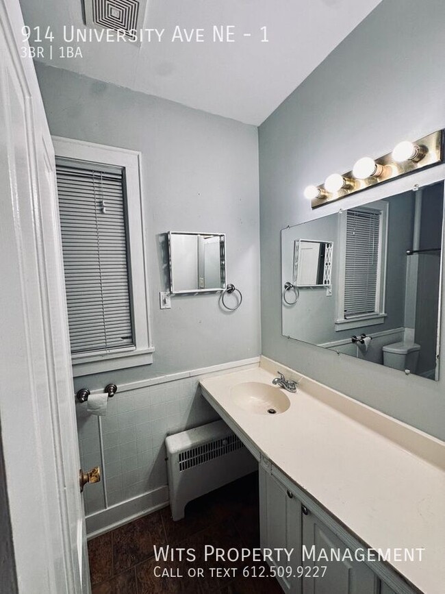 Building Photo - 914 University Ave NE