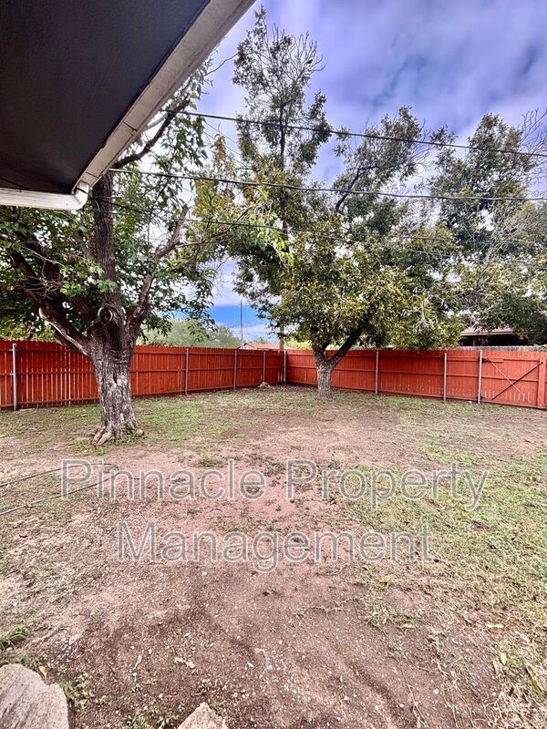 Building Photo - 1102 E 23rd St