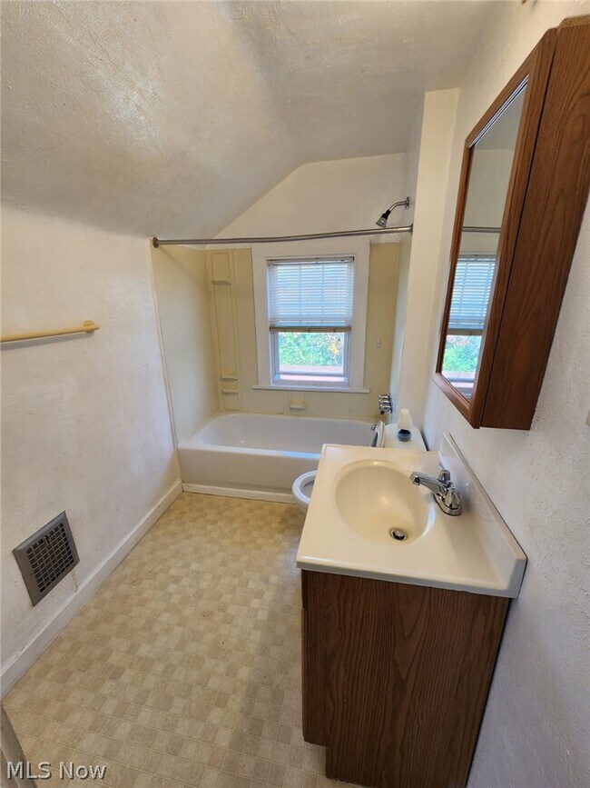Building Photo - 2859 Avondale Ave