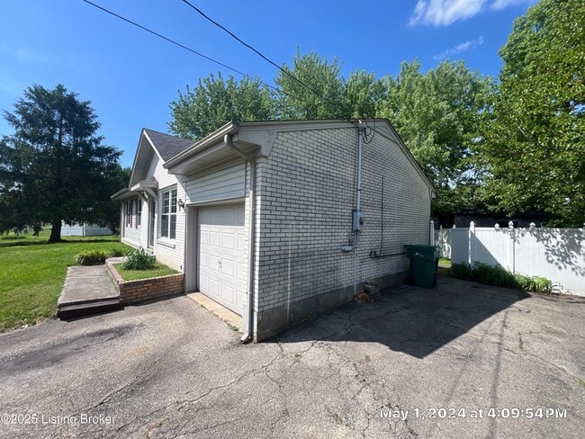 Building Photo - 230 S Circlecrest Dr