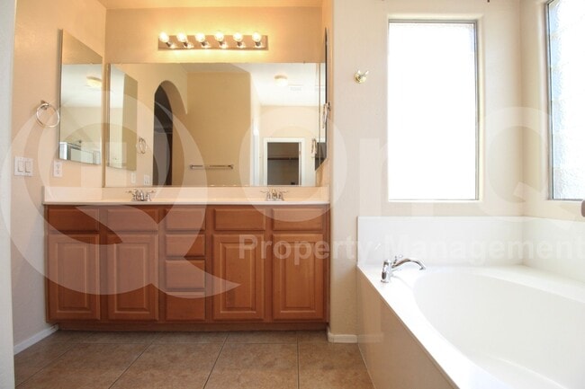 Building Photo - 995 E Blue Spruce Ln