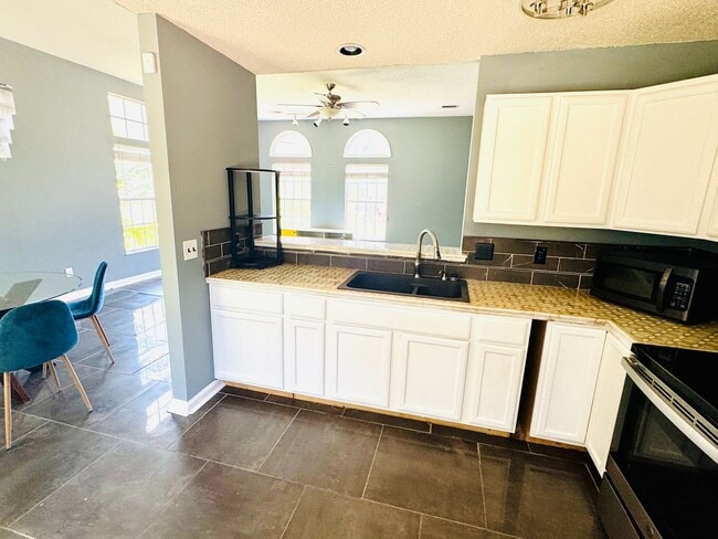 Building Photo - NE columbia! 3/2 home will not last long!