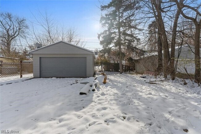 Building Photo - 3406 Henderson Rd