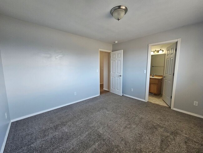 Building Photo - 3 Bedroom Home with Outdoor Space