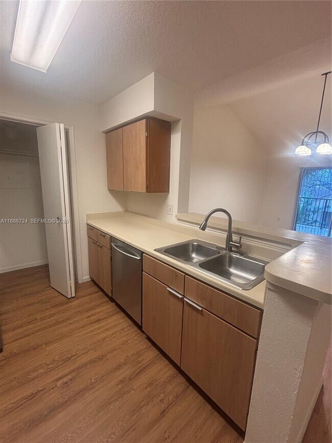 Building Photo - 875 Riverside Dr