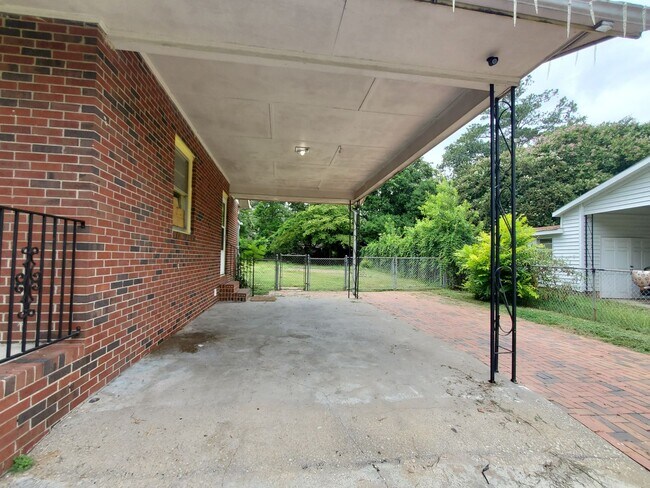 Building Photo - 1850 Dewsberry Pl