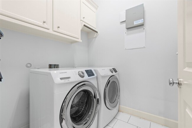 Building Photo - 6404 Community Dr