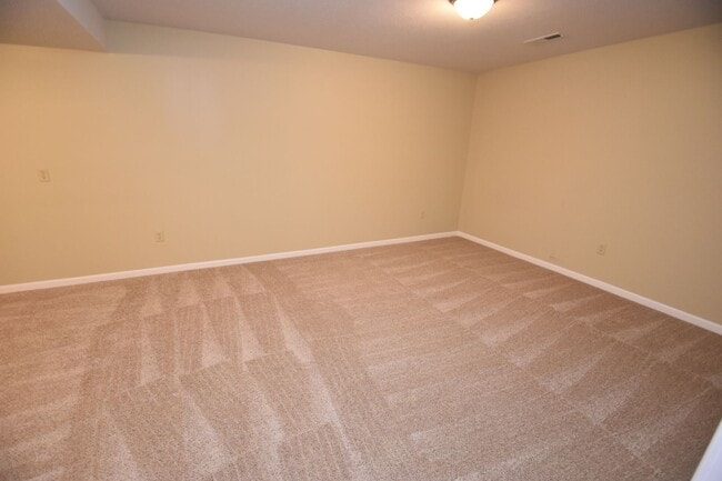 Building Photo - Executive home with pond views just 10 mins to Notre Dame.