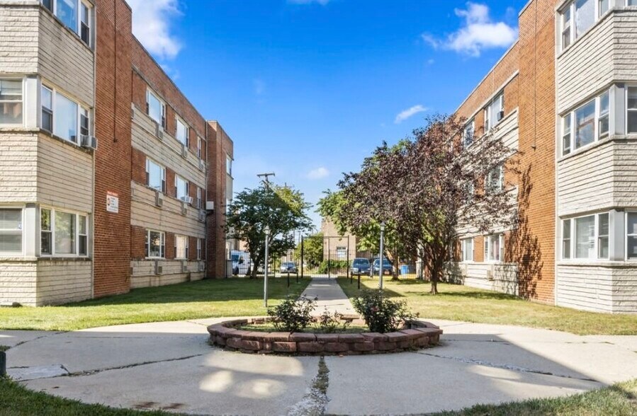 Building Photo - 2401 W Balmoral Ave