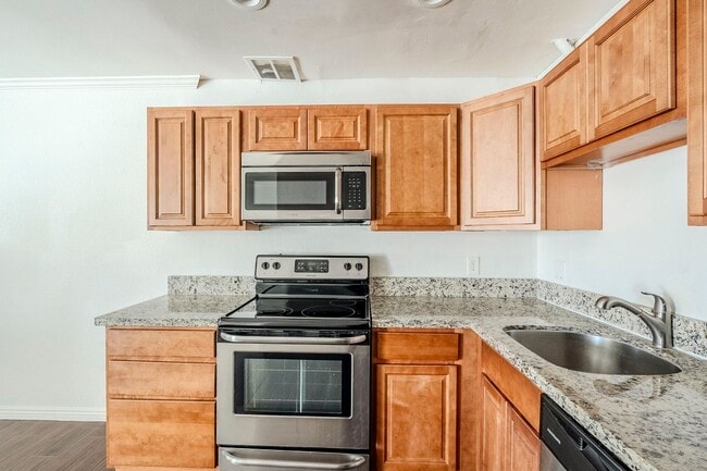 Building Photo - 3 bedroom townhome for rent