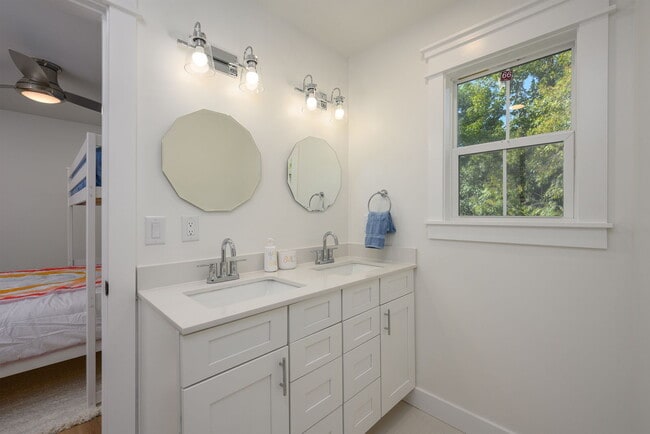 Building Photo - Luxury Four Bedroom Townhome on Hilton Head Island!
