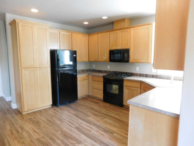 Building Photo - 4Bd/2.5Ba Two Story House - Available Soon!