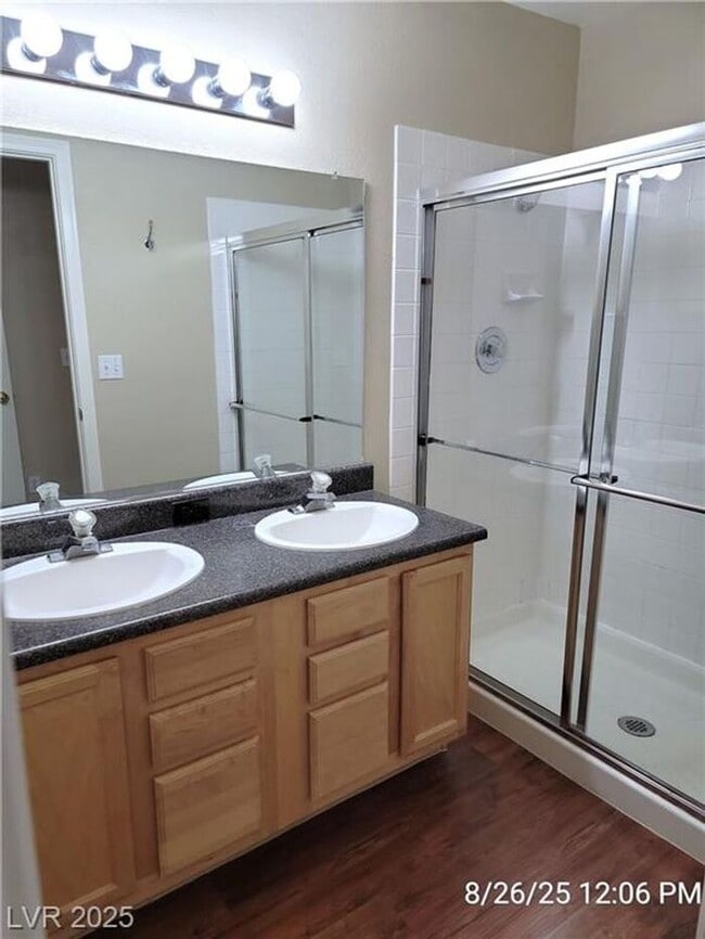 Building Photo - Bright Upstairs Unit with Vaulted Ceilings...