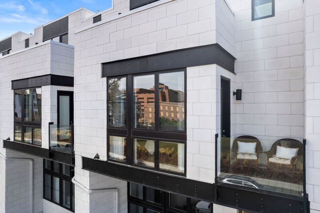 Building Photo - LUX 3BD, 5BA Townhome Near Cherry Creek, C...