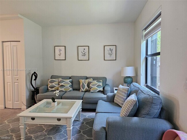 Building Photo - 3 br, 2.5 bath Townhome - 335 NE 208th Ter