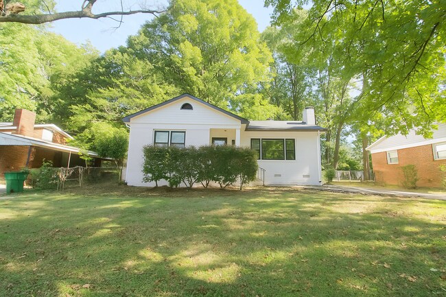 Building Photo - 2 bedroom Ranch with Fenced in Back Yard!!
