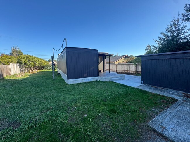 Building Photo - Sweet in-town mobile, very cute 1 bedroom ...