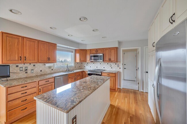 Building Photo - 1658 Grandview Dr