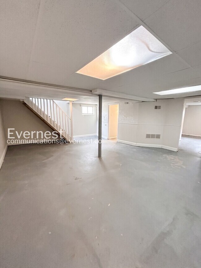 Building Photo - 3 Bed/1 Bath Home with Fenced Yard / Pet-Friendly / Vouchers Accepted / Coming Soon!