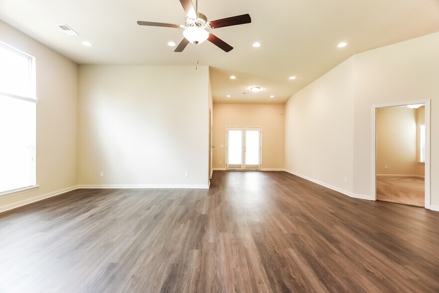 Building Photo - 325 Clover Cir