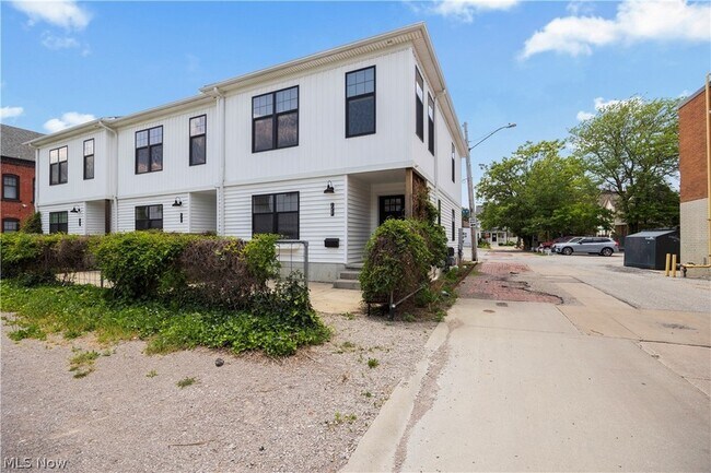 Building Photo - 2059 W 34th Pl