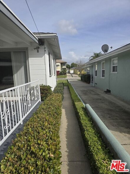 Building Photo - 6243 S Fairfax Ave