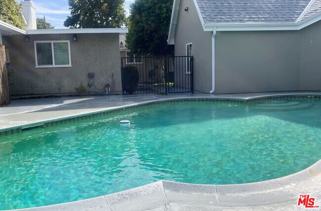 Building Photo - 4545 Matilija Ave