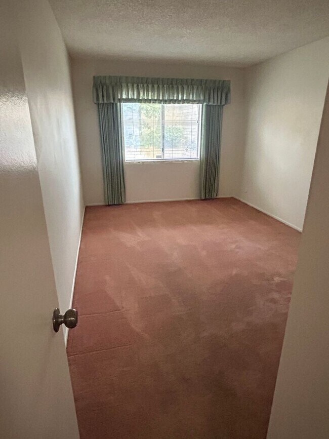 Building Photo - Rare opportunity to lease a 4-bedroom home featuring oversized bedrooms, scenic hilltop city view...