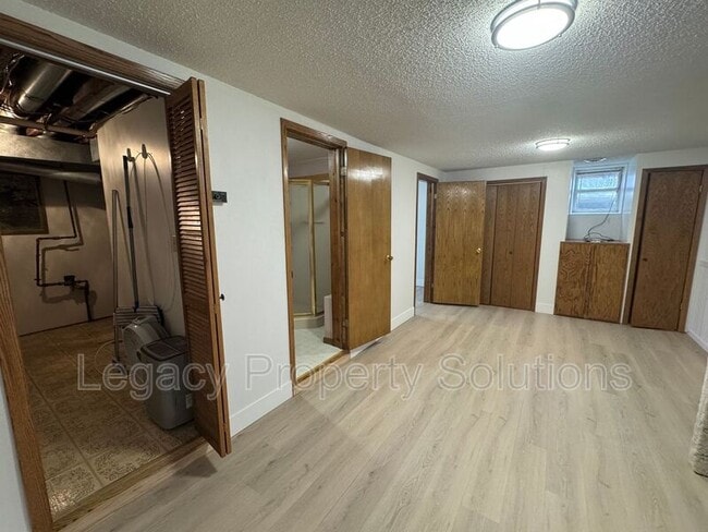 Building Photo - 609 N 13th St