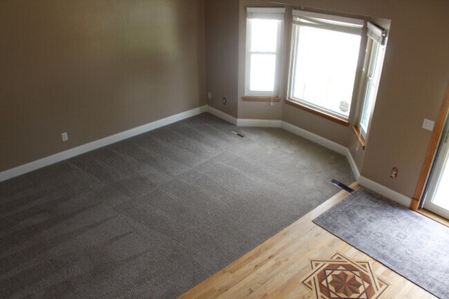 Building Photo - Columbine Hills - 3 BR/2 1/2 BA Home!