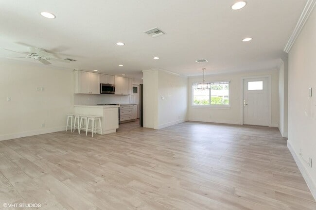 Building Photo - 1615 Venus Ave