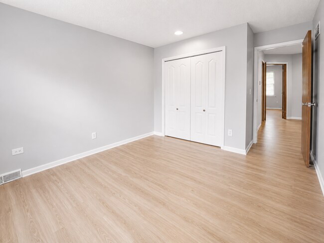Building Photo - 1400-1528 LaChateau Drive