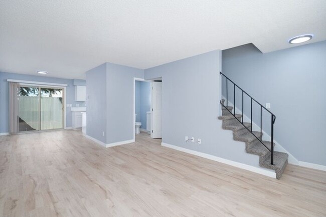 Building Photo - Recently remodeled 2 bedroom 1 bath unit! ...