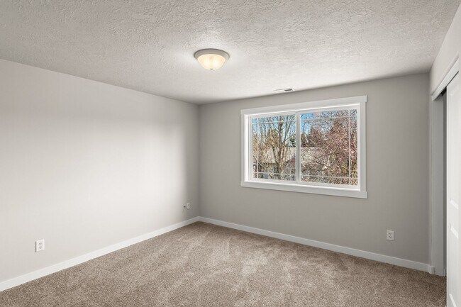 Building Photo - 5649 SE 83rd Ave