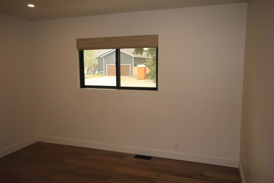 Building Photo - 1008 5th St