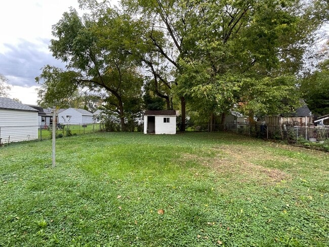 Building Photo - 3 bedroom 1 1/2 bath home with fenced in b...